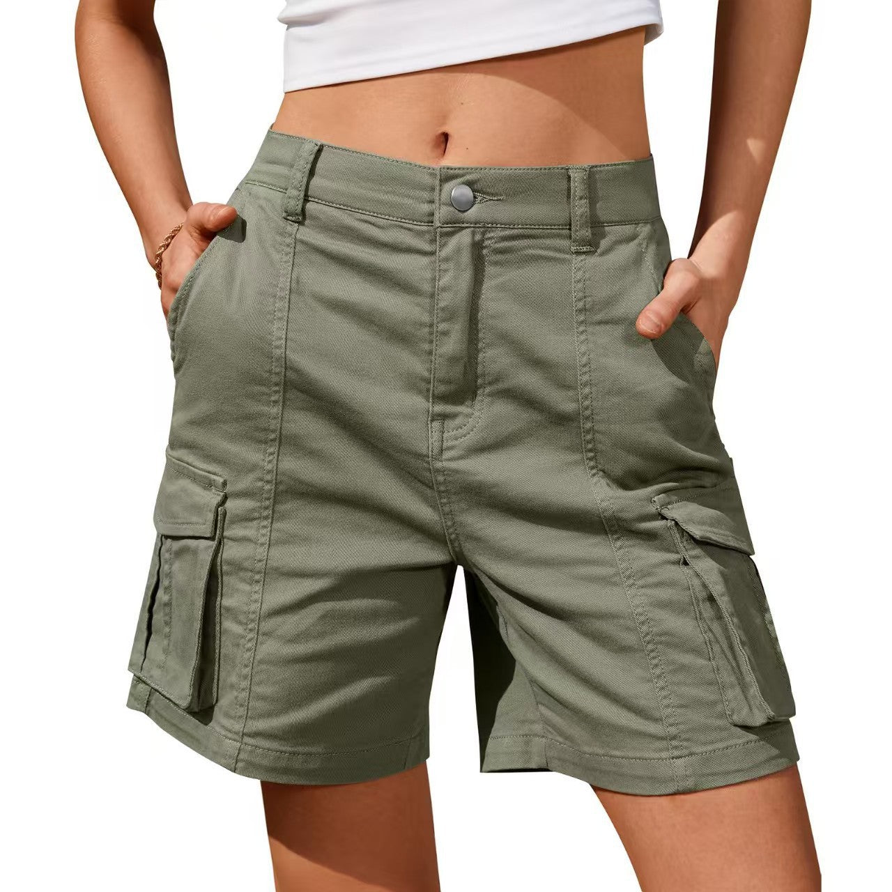 Short casual uni pour femme avec poches en relief et fermeture à boutons