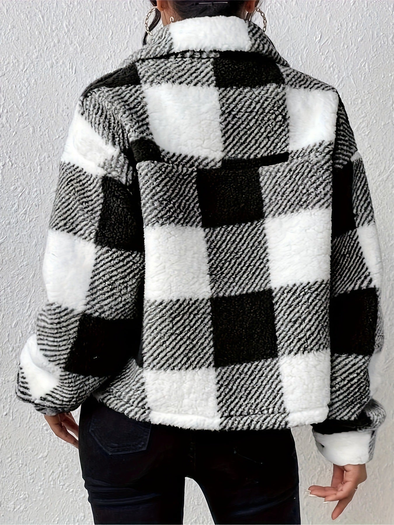 Veste décontractée pour femme au design unique.