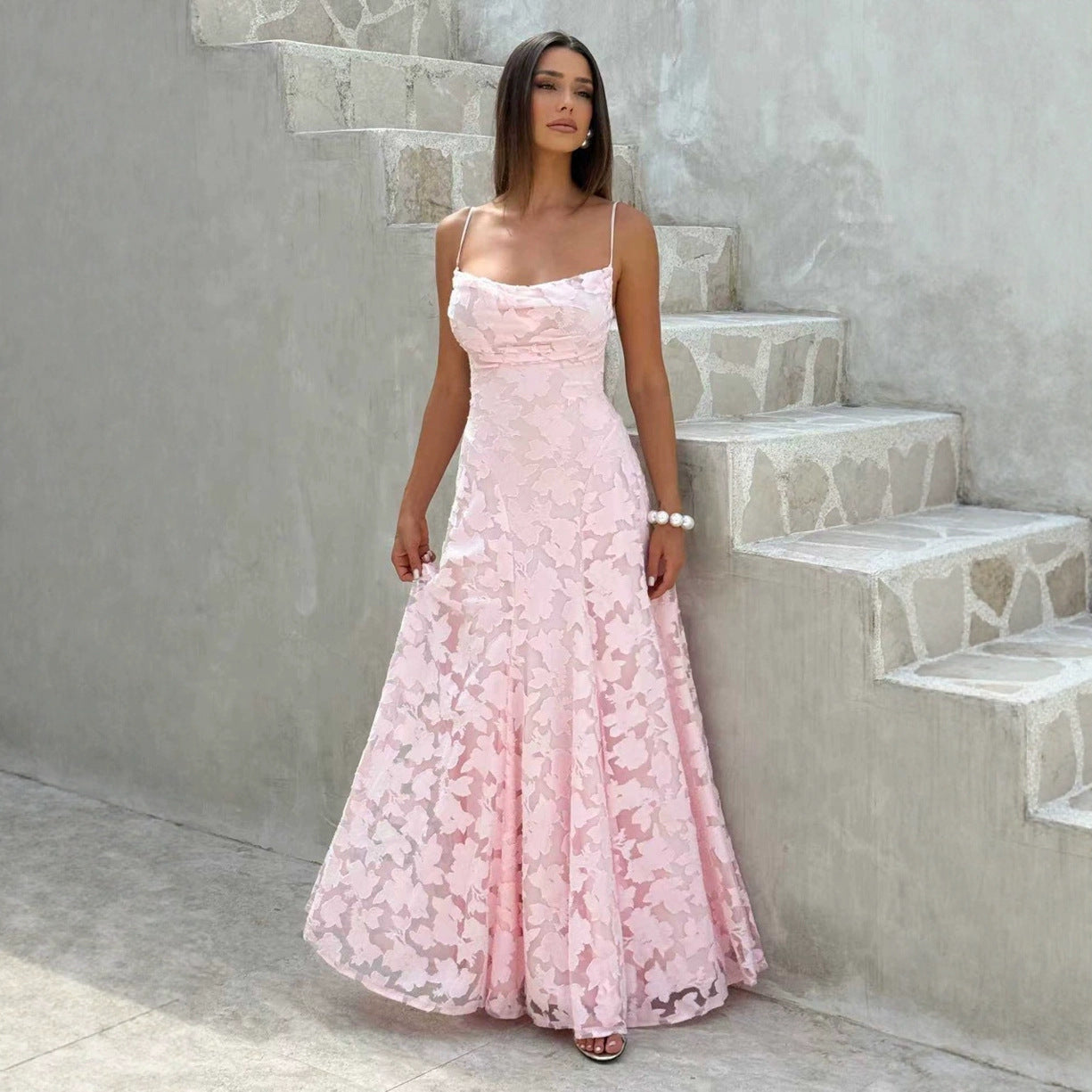 Robe sexy et raffinée – Coupe ajustée, dos nu et détail lacé