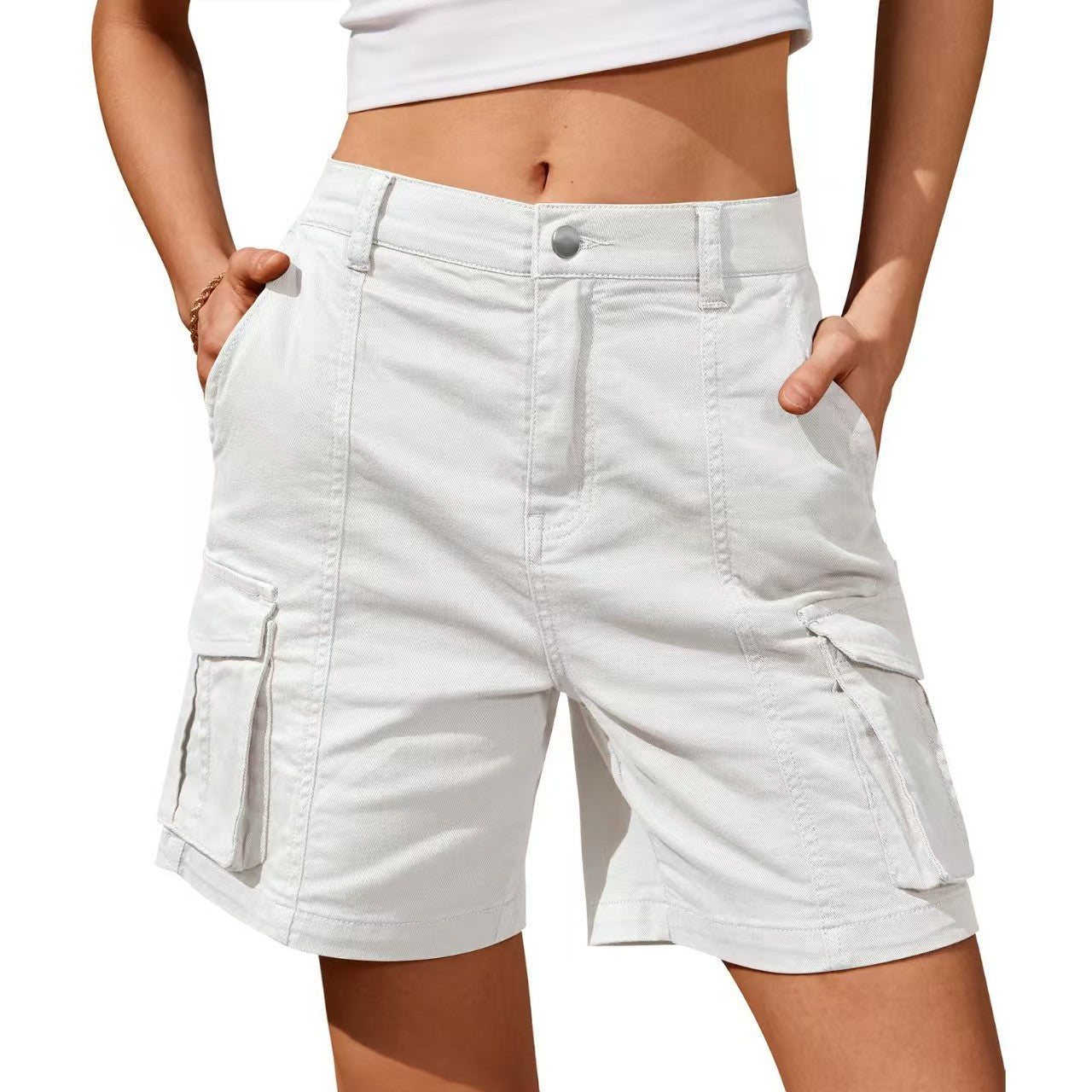 Short casual uni pour femme avec poches en relief et fermeture à boutons
