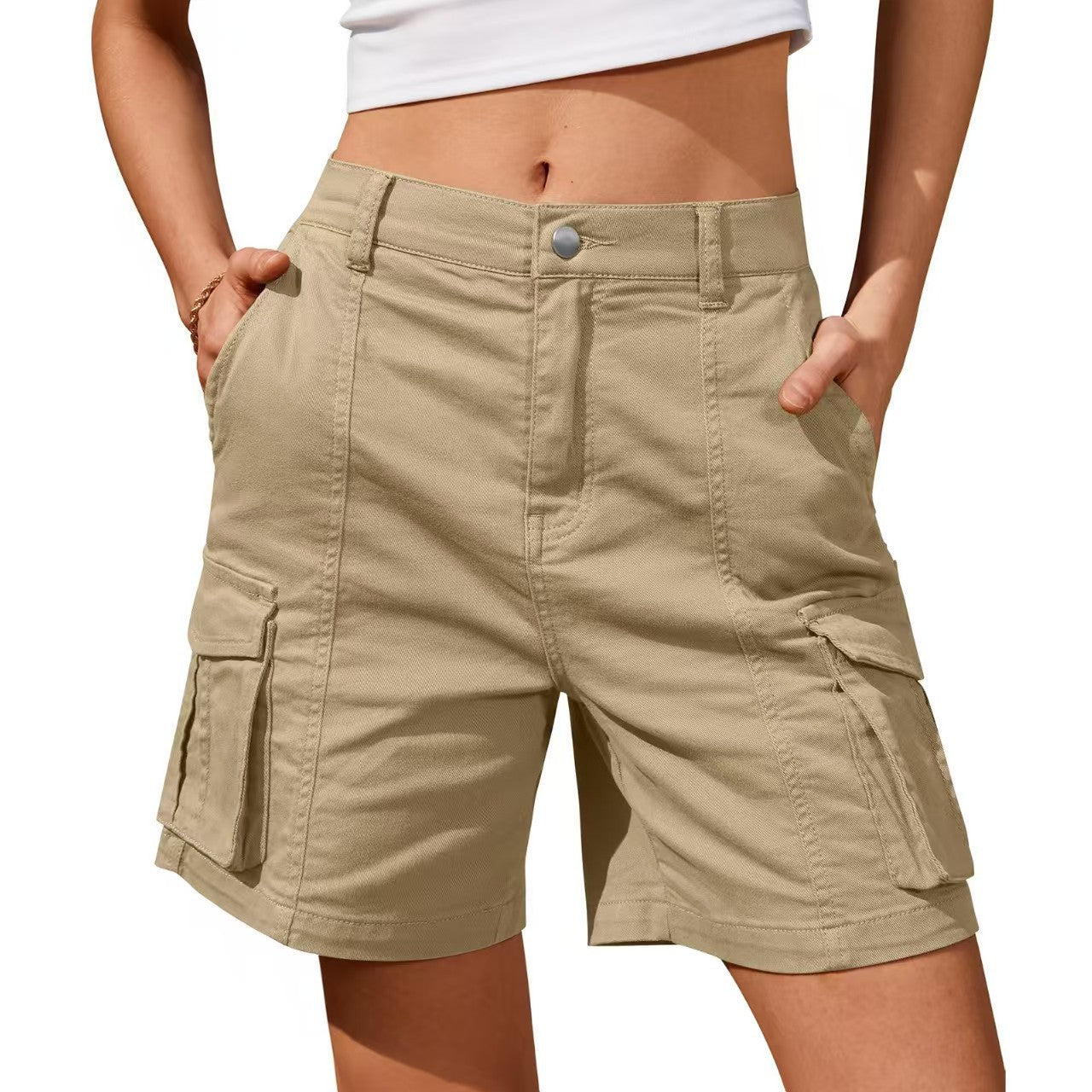 Short casual uni pour femme avec poches en relief et fermeture à boutons
