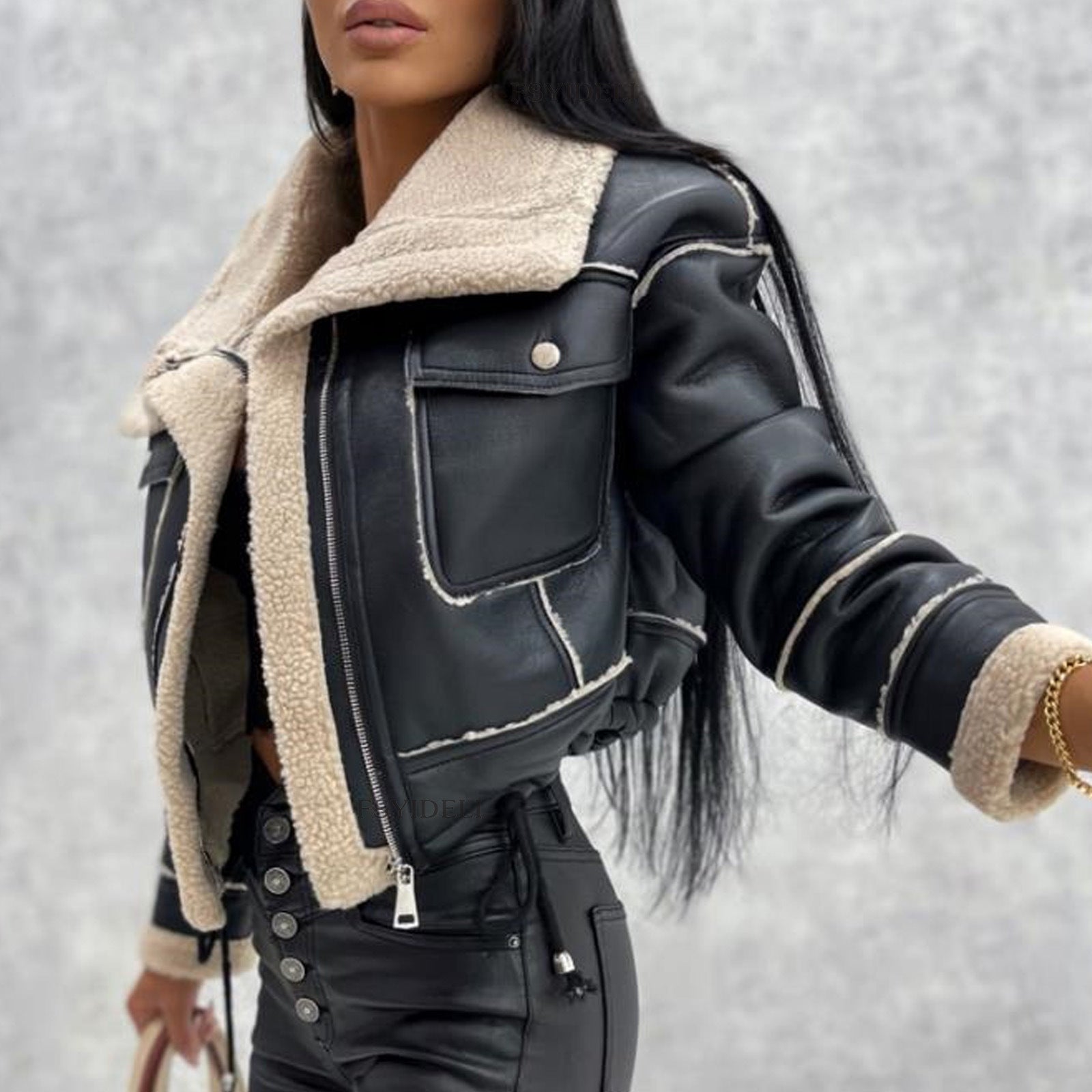 Veste zippée pour femme au style audacieux et moderne.