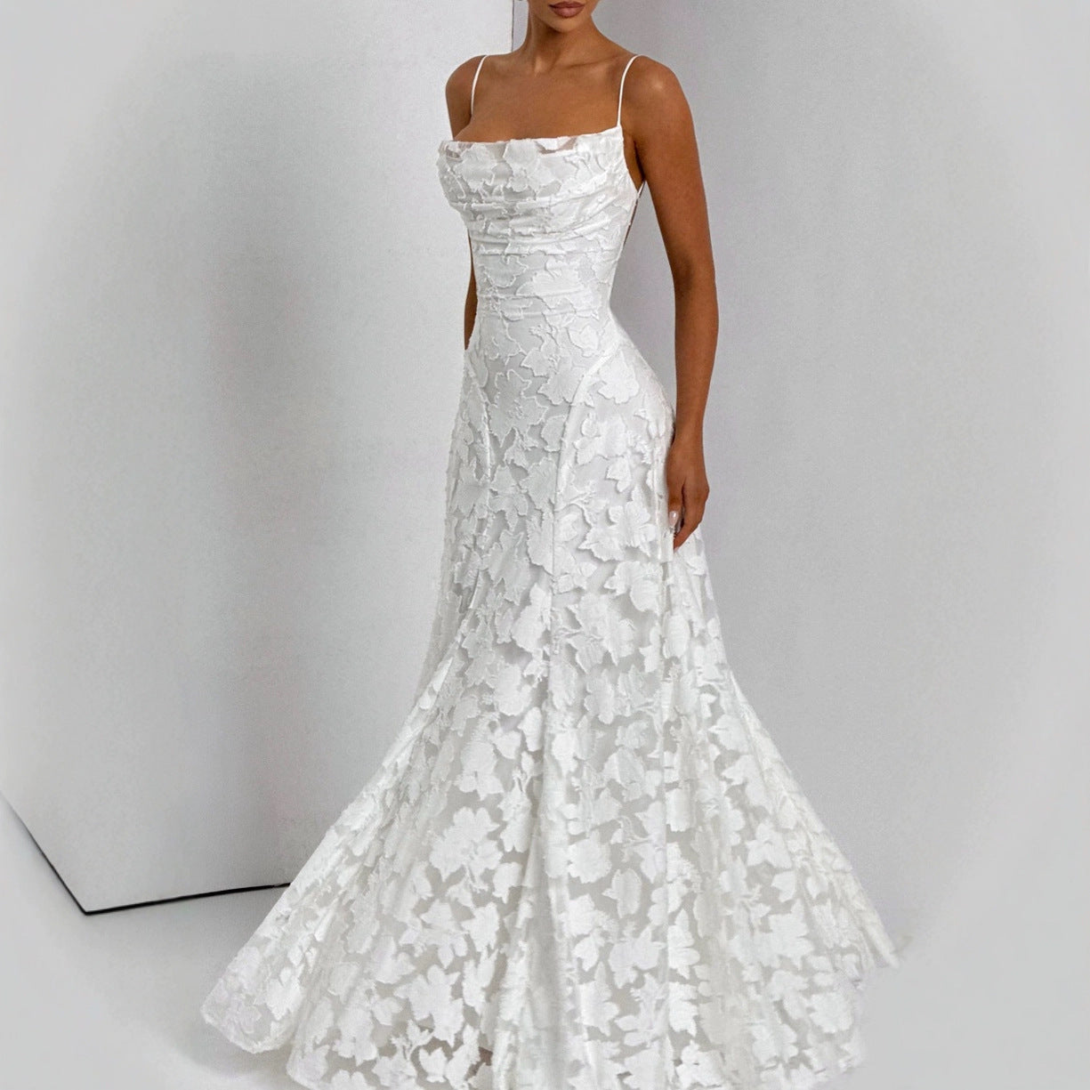 Robe sexy et raffinée – Coupe ajustée, dos nu et détail lacé
