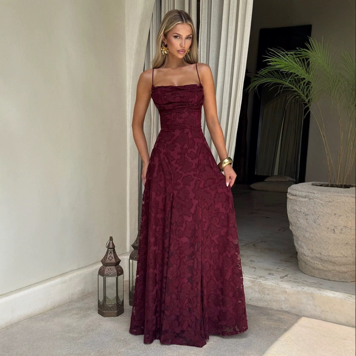 Robe sexy et raffinée – Coupe ajustée, dos nu et détail lacé