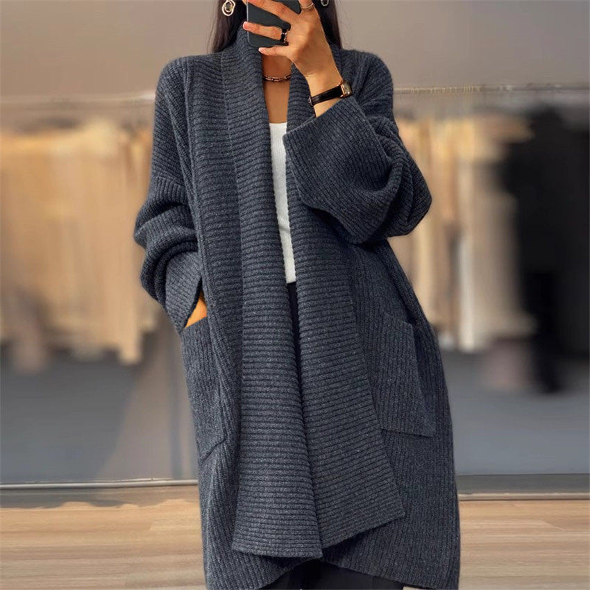 Cardigan tricoté unicolore à poches amples, style manteau-pull.