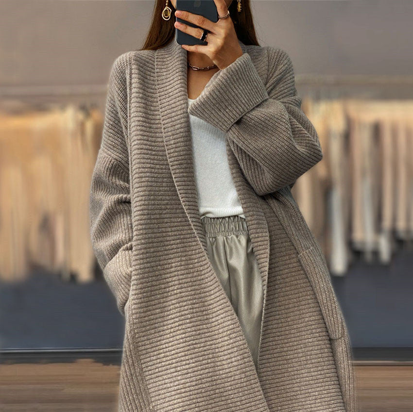 Cardigan tricoté unicolore à poches amples, style manteau-pull.
