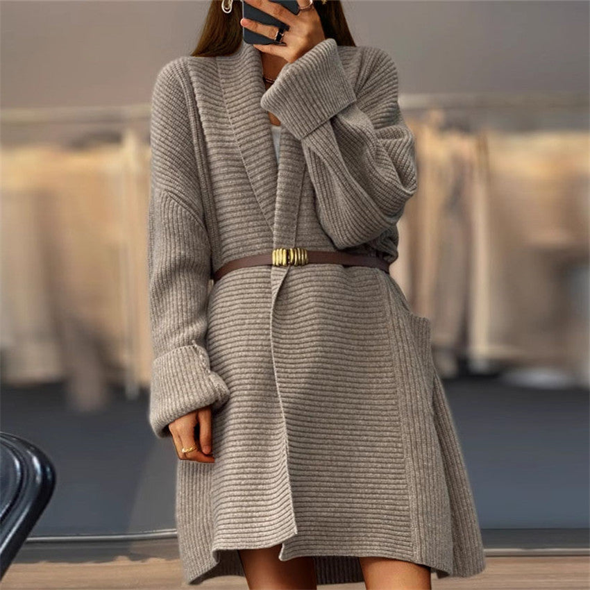 Cardigan tricoté unicolore à poches amples, style manteau-pull.