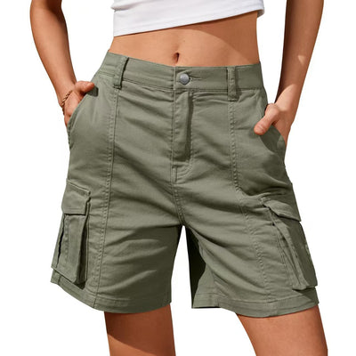 Short casual uni pour femme avec poches en relief et fermeture à boutons