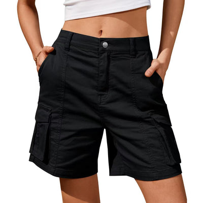 Short casual uni pour femme avec poches en relief et fermeture à boutons
