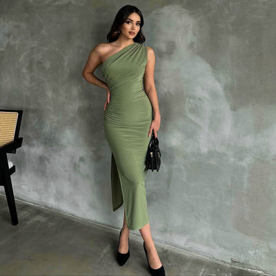 Robe plissée fendue, asymétrique et sans manches, avec détail à une épaule.