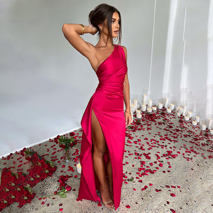 Robe en satin sexy plissée à une épaule de couleur unie élégante