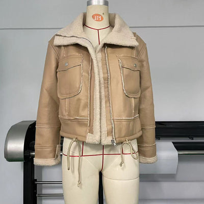 Veste zippée pour femme au style audacieux et moderne.