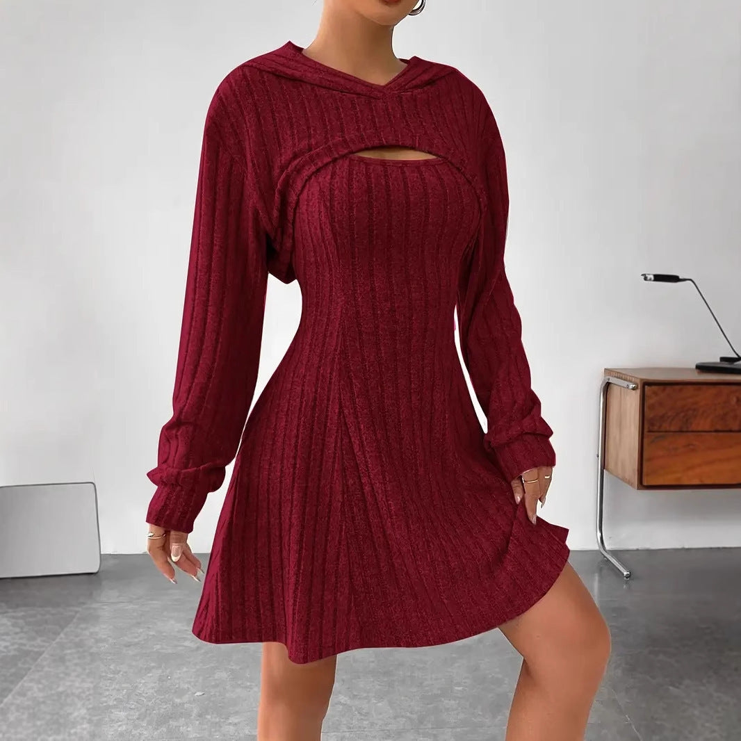 Ensemble automne-hiver : pull châle à capuche et manches longues, avec jupe courte ajustée, pour un look chic et confortable.