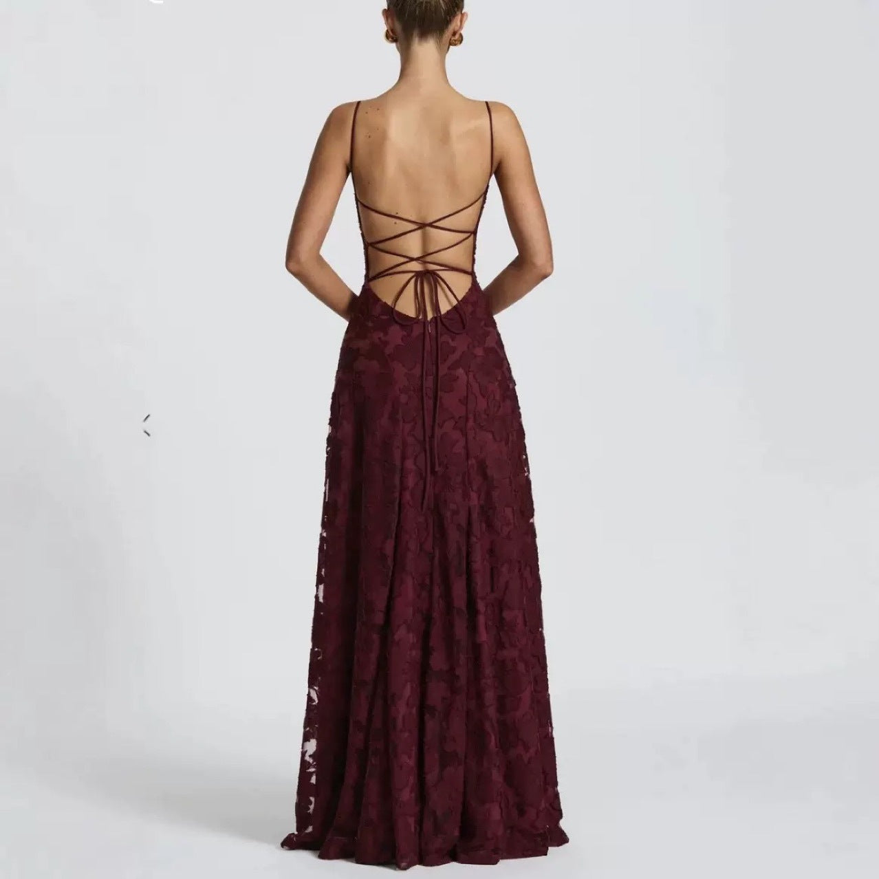 Robe sexy et raffinée – Coupe ajustée, dos nu et détail lacé