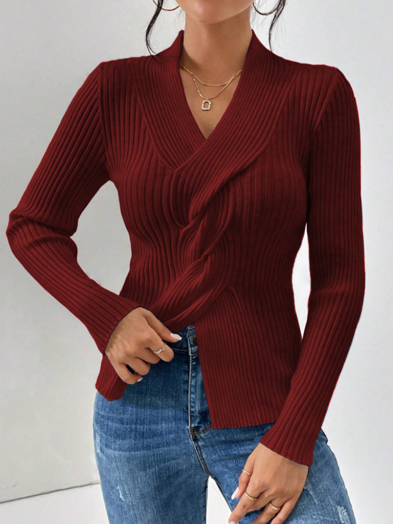 Pull en tricot pour femmes, ourlet fendu, manches longues, couleur unie, coupe ajustée.