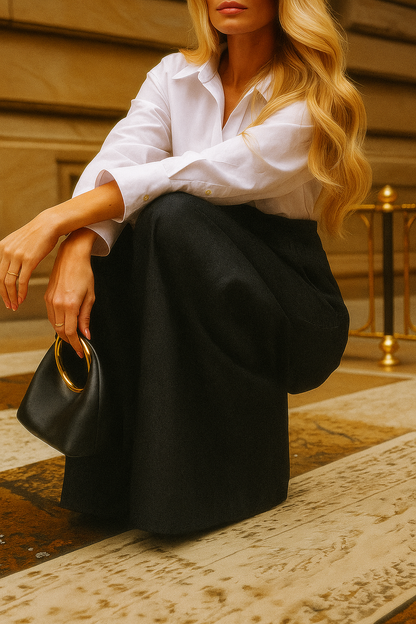 Jean taille haute élégant, coupe large sophistiquée.