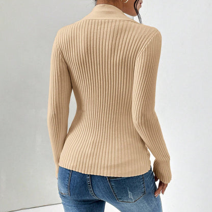 Pull en tricot pour femmes, ourlet fendu, manches longues, couleur unie, coupe ajustée.