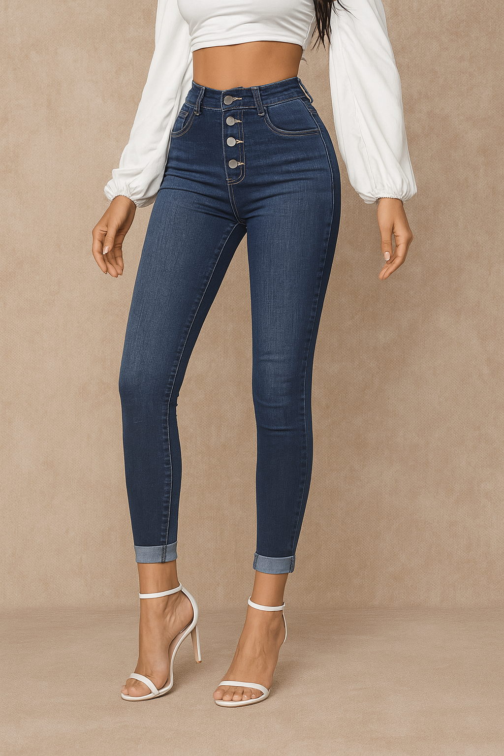 Jean femme coupe slim – Ourlet retroussé, tissu stretch et jeu de couleurs contrastées