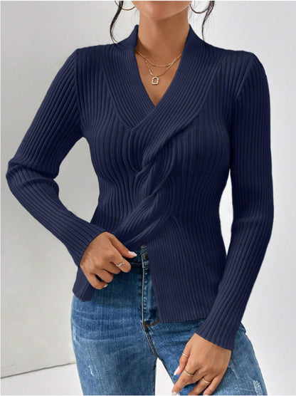 Pull en tricot pour femmes, ourlet fendu, manches longues, couleur unie, coupe ajustée.