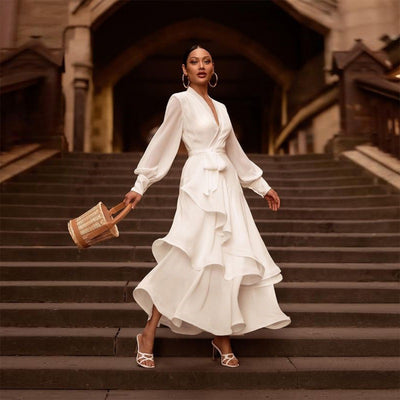 Robe de soirée longue à col en V avec manches longues et volants – Élégante robe satinée blanche pour femme, coupe superposée, style chic et décontracté.