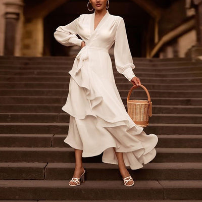 Robe de soirée longue à col en V avec manches longues et volants – Élégante robe satinée blanche pour femme, coupe superposée, style chic et décontracté.