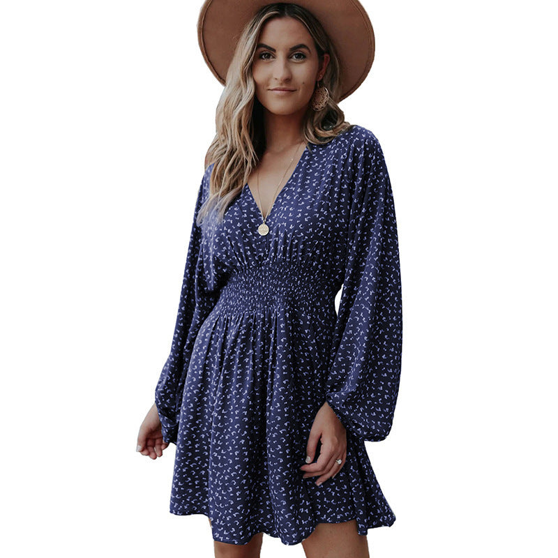 Robe à pois col en V manches longues taille plissée jupe ajustée