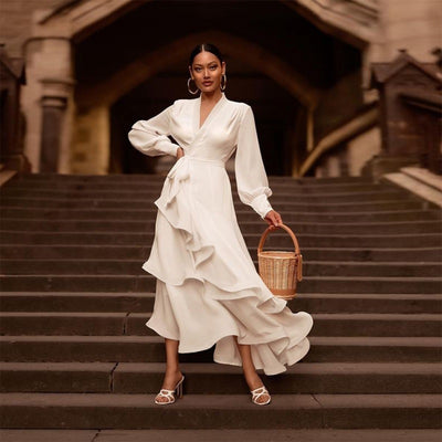 Robe de soirée longue à col en V avec manches longues et volants – Élégante robe satinée blanche pour femme, coupe superposée, style chic et décontracté.