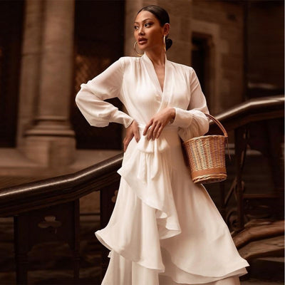 Robe de soirée longue à col en V avec manches longues et volants – Élégante robe satinée blanche pour femme, coupe superposée, style chic et décontracté.