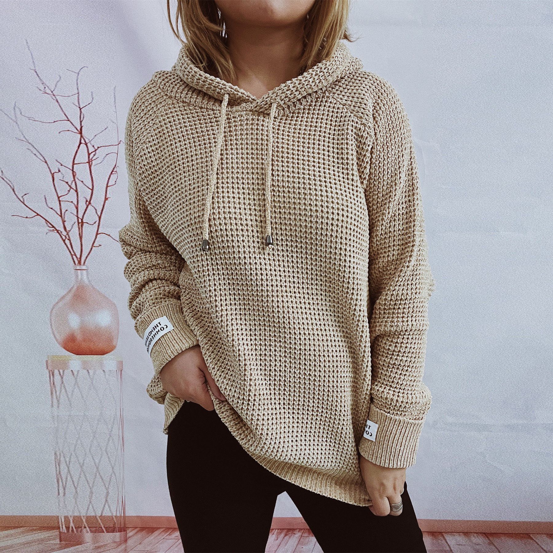 Pull ample à capuche tricoté avec patch de couleur unie pour femme