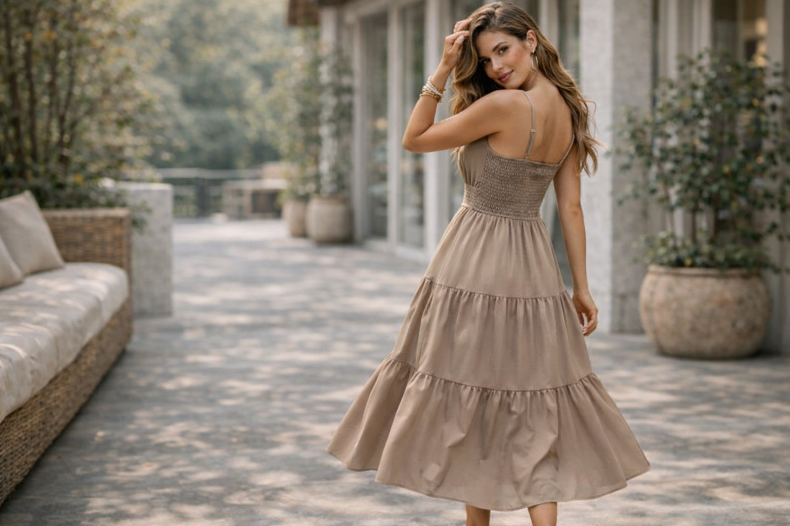 Robe élégante  bretelles à coupe ajustée et taille sculptante