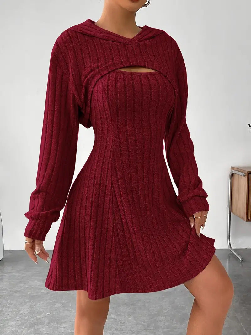 Ensemble automne-hiver : pull châle à capuche et manches longues, avec jupe courte ajustée, pour un look chic et confortable.