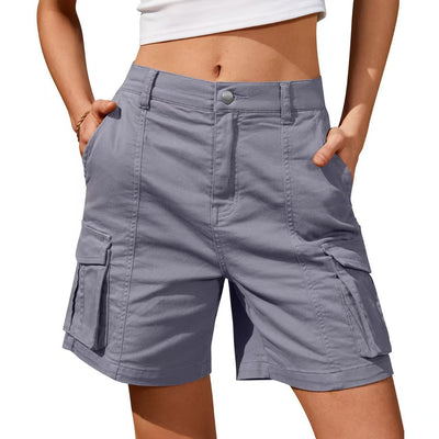 Short casual uni pour femme avec poches en relief et fermeture à boutons