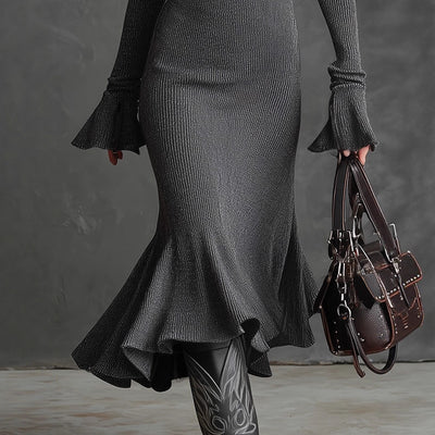 Robe en maille au style sirène, avec zip frontal, col revers et manches trompette