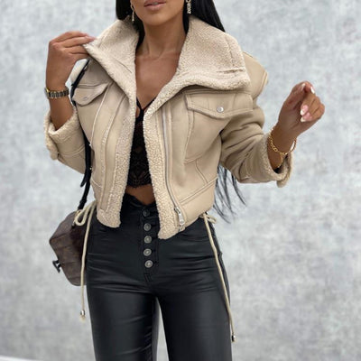 Veste zippée pour femme au style audacieux et moderne.